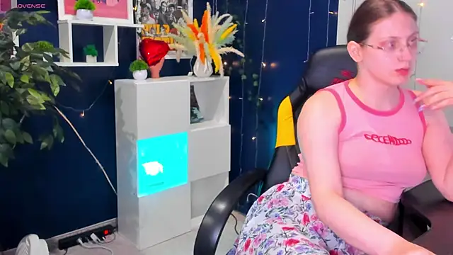 Snapshot of Queen_Milena chatting on 05-20-26, 11:05 Queen Milena online show from 05-20-26, 11:05