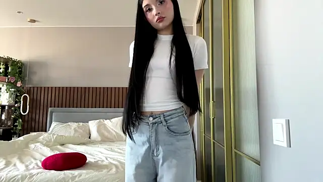Snapshot of MerlynPoor chatting on 05-10-26, 05:56 MerlynPoor online show from 05-10-26, 05:56