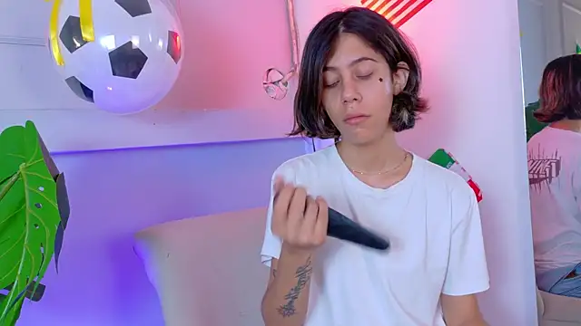 Snapshot of ZoeyPetit chatting on 07-12-26, 02:30 ZoeyPetit online show from 07-12-26, 02:30