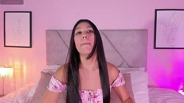 Snapshot of Emiilyh_ chatting on 06-15-26, 10:12 Emiilyh online show from 06-15-26, 10:12