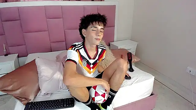Snapshot of christopher_robin4 chatting on 07-15-26, 07:30 christopher robin4 online show from 07-15-26, 07:30