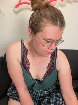 Snapshot of Lina-Love chatting on 06-19-26, 08:40 Lina-Love online show from 06-19-26, 08:40