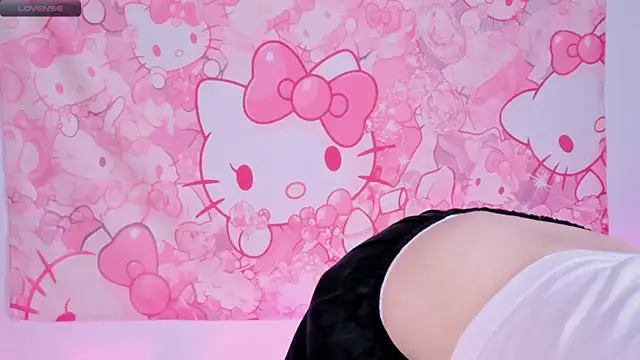 Snapshot of LouiseKane chatting on 07-15-26, 04:23 LouiseKane online show from 07-15-26, 04:23