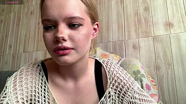 Snapshot of Malinwitch chatting on 06-25-26, 02:10 Malinwitch online show from 06-25-26, 02:10