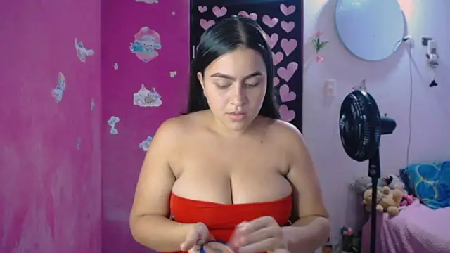 Snapshot of Kiara_tits chatting on 05-31-26, 01:36 Kiara tits online show from 05-31-26, 01:36