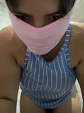 Snapshot of Emma_bom chatting on 05-19-26, 07:42 Emma bom online show from 05-19-26, 07:42