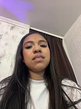 Snapshot of Dulcerouss__ chatting on 05-29-26, 04:16 Dulcerouss online show from 05-29-26, 04:16