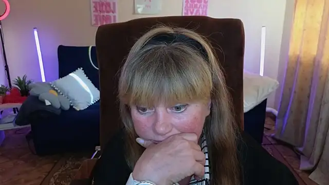 Snapshot of Melania_Cook chatting on 05-15-26, 02:35 Melania Cook online show from 05-15-26, 02:35