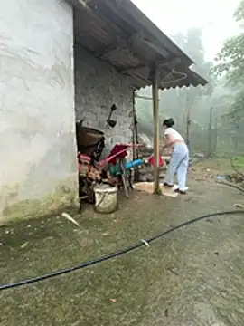 Snapshot of Lindan80 chatting on 05-11-26, 12:49 Lindan80 online show from 05-11-26, 12:49