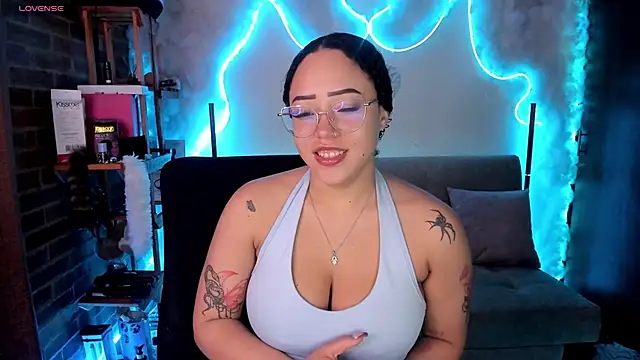 Snapshot of liz_martins1 chatting on 05-18-26, 04:07 liz martins1 online show from 05-18-26, 04:07
