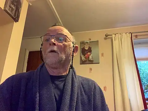 Snapshot of Moonraker64 chatting on 05-19-26, 05:14 Moonraker64 online show from 05-19-26, 05:14
