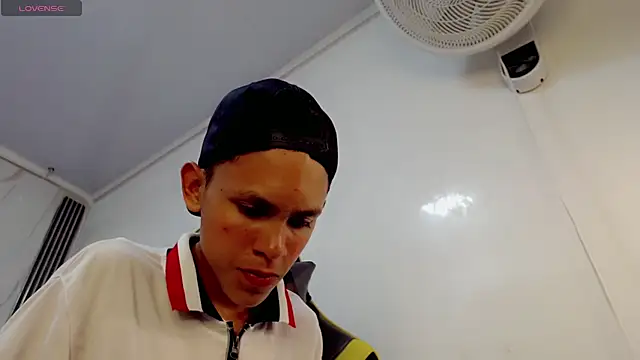 Snapshot of sombra_18 chatting on 07-15-26, 11:10 sombra 18 online show from 07-15-26, 11:10
