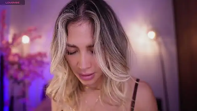 Snapshot of R4-V3N chatting on 03-05-25, 11:17 R4-V3N online show from 03-05-25, 11:17