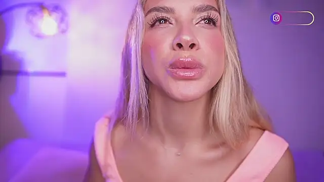 Snapshot of R4-V3N chatting on 10-30-25, 07:10 R4-V3N online show from 10-30-25, 07:10