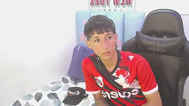 Snapshot of liam_play chatting on 05-23-26, 12:20 liam play online show from 05-23-26, 12:20