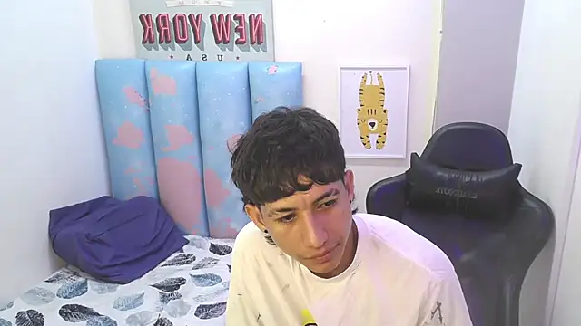 Snapshot of liam_play chatting on 05-31-26, 08:32 liam play online show from 05-31-26, 08:32