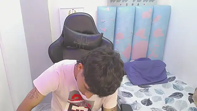 Snapshot of liam_play chatting on 06-09-26, 09:48 liam play online show from 06-09-26, 09:48