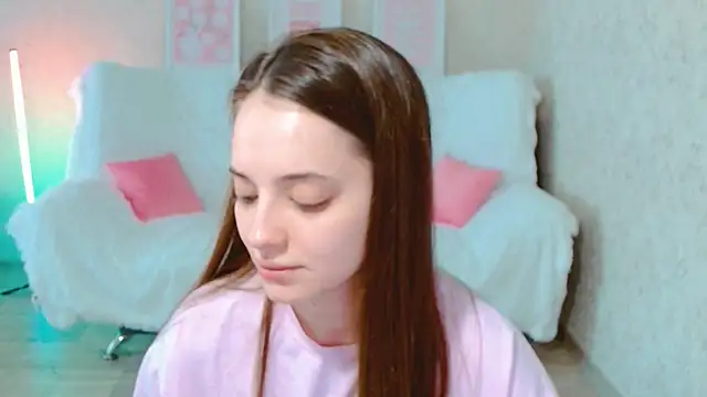 Snapshot of SiennaMia chatting on 06-12-26, 04:22 SiennaMia online show from 06-12-26, 04:22