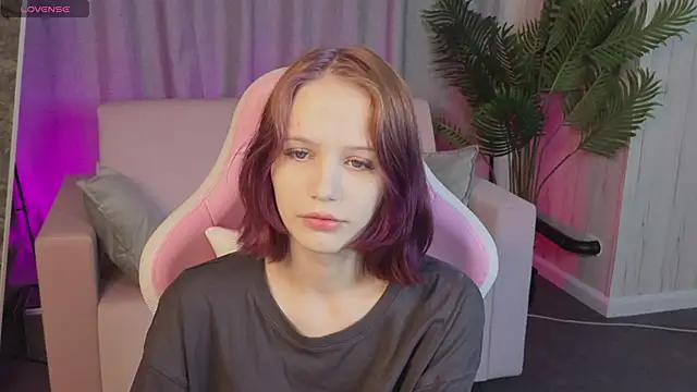 Snapshot of AliceJohansone chatting on 06-06-26, 01:00 AliceJohansone online show from 06-06-26, 01:00