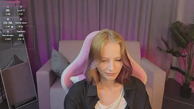 Snapshot of AliceJohansone chatting on 06-19-26, 02:05 AliceJohansone online show from 06-19-26, 02:05