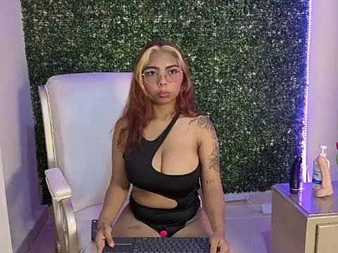 Snapshot of Katy_love222 chatting on 05-15-26, 04:58 Katy love222 online show from 05-15-26, 04:58