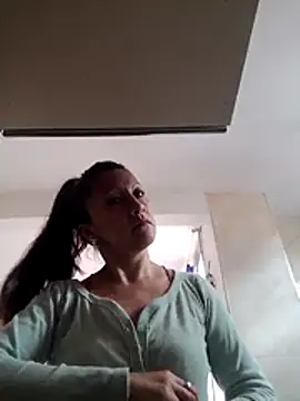 Snapshot of Vely_ chatting on 05-18-26, 07:31 Vely online show from 05-18-26, 07:31