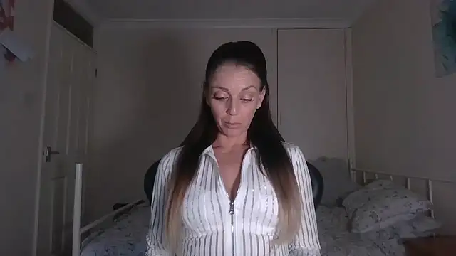 LouiseLovell online show from 05-17-26, 07:21