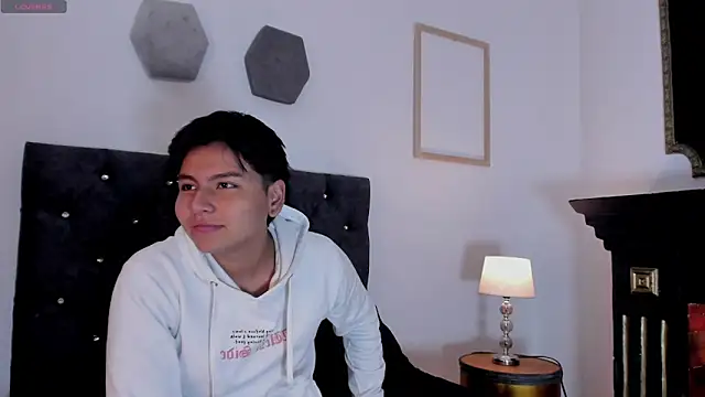 Snapshot of _maximo_1 chatting on 06-10-26, 01:21 maximo 1 online show from 06-10-26, 01:21