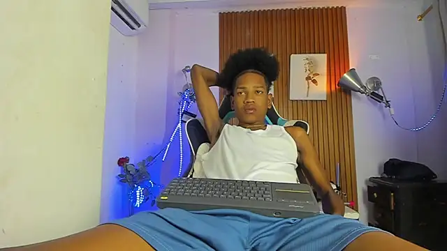 Snapshot of Afrowayuu chatting on 06-04-26, 06:03 Afrowayuu online show from 06-04-26, 06:03