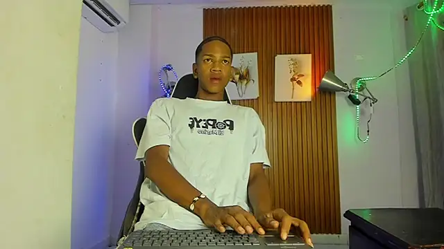 Snapshot of Afrowayuu chatting on 06-23-26, 10:57 Afrowayuu online show from 06-23-26, 10:57