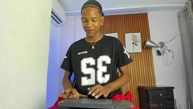 Snapshot of Afrowayuu chatting on 06-24-26, 11:20 Afrowayuu online show from 06-24-26, 11:20