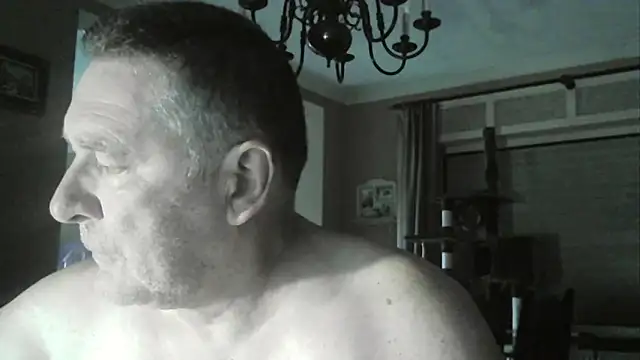 Snapshot of edje59a chatting on 10-09-25, 06:11 edje59a online show from 10-09-25, 06:11