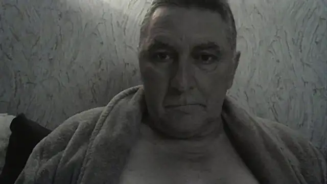 Snapshot of edje59a chatting on 10-23-25, 01:05 edje59a online show from 10-23-25, 01:05