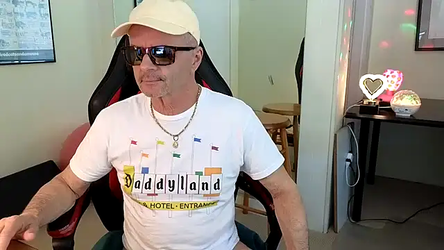 Snapshot of hotdadbod chatting on 01-22-25, 09:32 hotdadbod online show from 01-22-25, 09:32