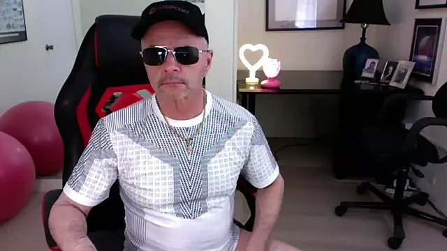 Snapshot of hotdadbod chatting on 03-15-25, 08:21 hotdadbod online show from 03-15-25, 08:21