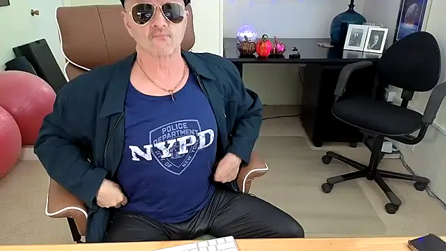 Snapshot of hotdadbod chatting on 10-31-25, 08:43 hotdadbod online show from 10-31-25, 08:43