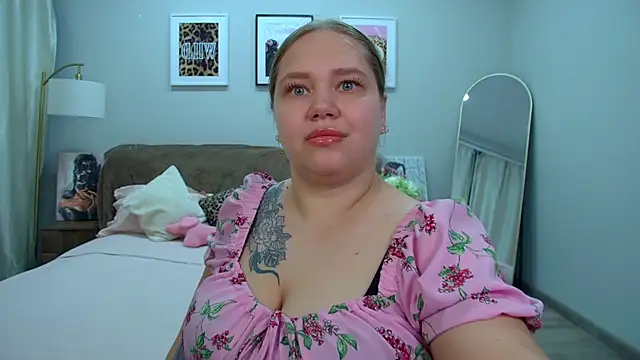Snapshot of DianaKristol chatting on 06-03-26, 02:33 DianaKristol online show from 06-03-26, 02:33