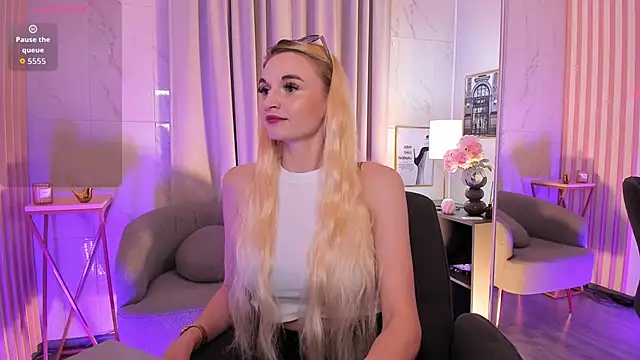 Snapshot of Mila__Lux chatting on 06-14-26, 01:46 Mila Lux online show from 06-14-26, 01:46