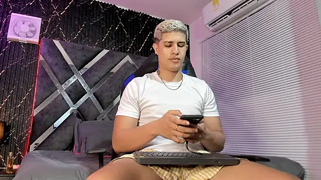 Snapshot of dominic_connor chatting on 06-01-26, 03:19 dominic connor online show from 06-01-26, 03:19