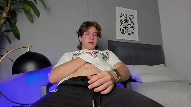Snapshot of LucasMoraless chatting on 05-21-26, 02:13 LucasMoraless online show from 05-21-26, 02:13