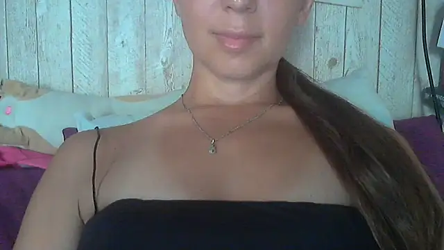 Snapshot of Bella--White chatting on 06-18-26, 01:48 Bella--White online show from 06-18-26, 01:48