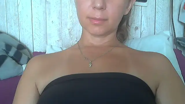 Snapshot of Bella--White chatting on 07-01-26, 06:59 Bella--White online show from 07-01-26, 06:59
