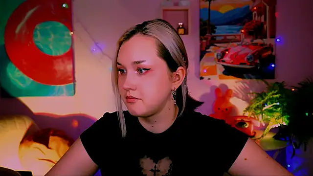 Snapshot of ViolettWoods chatting on 05-18-26, 08:20 ViolettWoods online show from 05-18-26, 08:20
