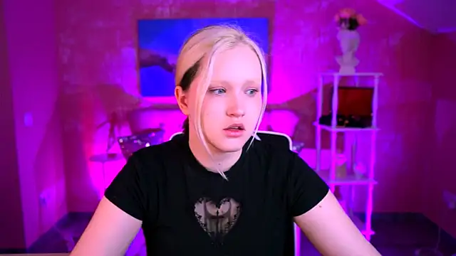 Snapshot of ViolettWoods chatting on 06-10-26, 06:12 ViolettWoods online show from 06-10-26, 06:12