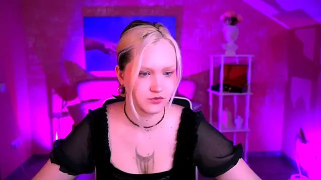 Snapshot of ViolettWoods chatting on 06-14-26, 06:15 ViolettWoods online show from 06-14-26, 06:15