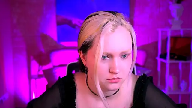 Snapshot of ViolettWoods chatting on 06-15-26, 06:15 ViolettWoods online show from 06-15-26, 06:15