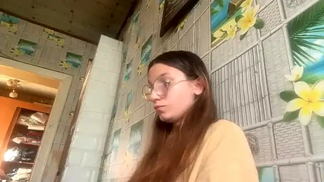 Snapshot of SparkleJebb chatting on 05-27-26, 04:26 SparkleJebb online show from 05-27-26, 04:26