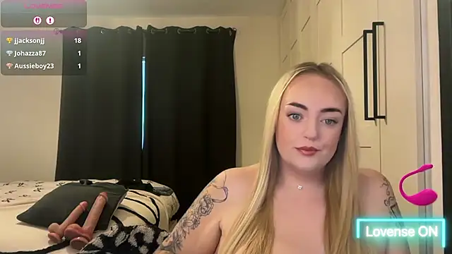 Snapshot of CurvyWetWife chatting on 05-19-26, 06:42 CurvyWetWife online show from 05-19-26, 06:42