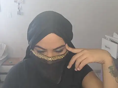 Snapshot of laila_silk chatting on 07-21-26, 05:37 laila silk online show from 07-21-26, 05:37