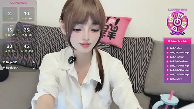 Snapshot of Elleeeee chatting on 06-18-26, 09:14 Elleeeee online show from 06-18-26, 09:14